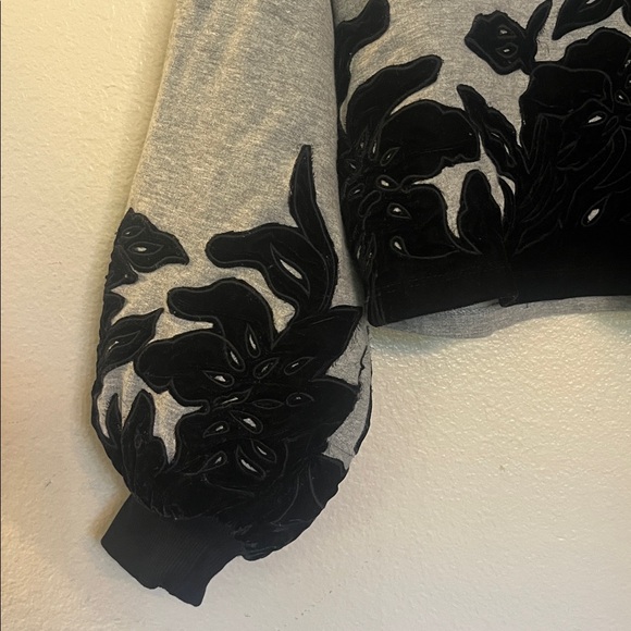 By Anthropologie Velvet Appliqué Sweatshirt Cropped XSP - Picture 2 of 6